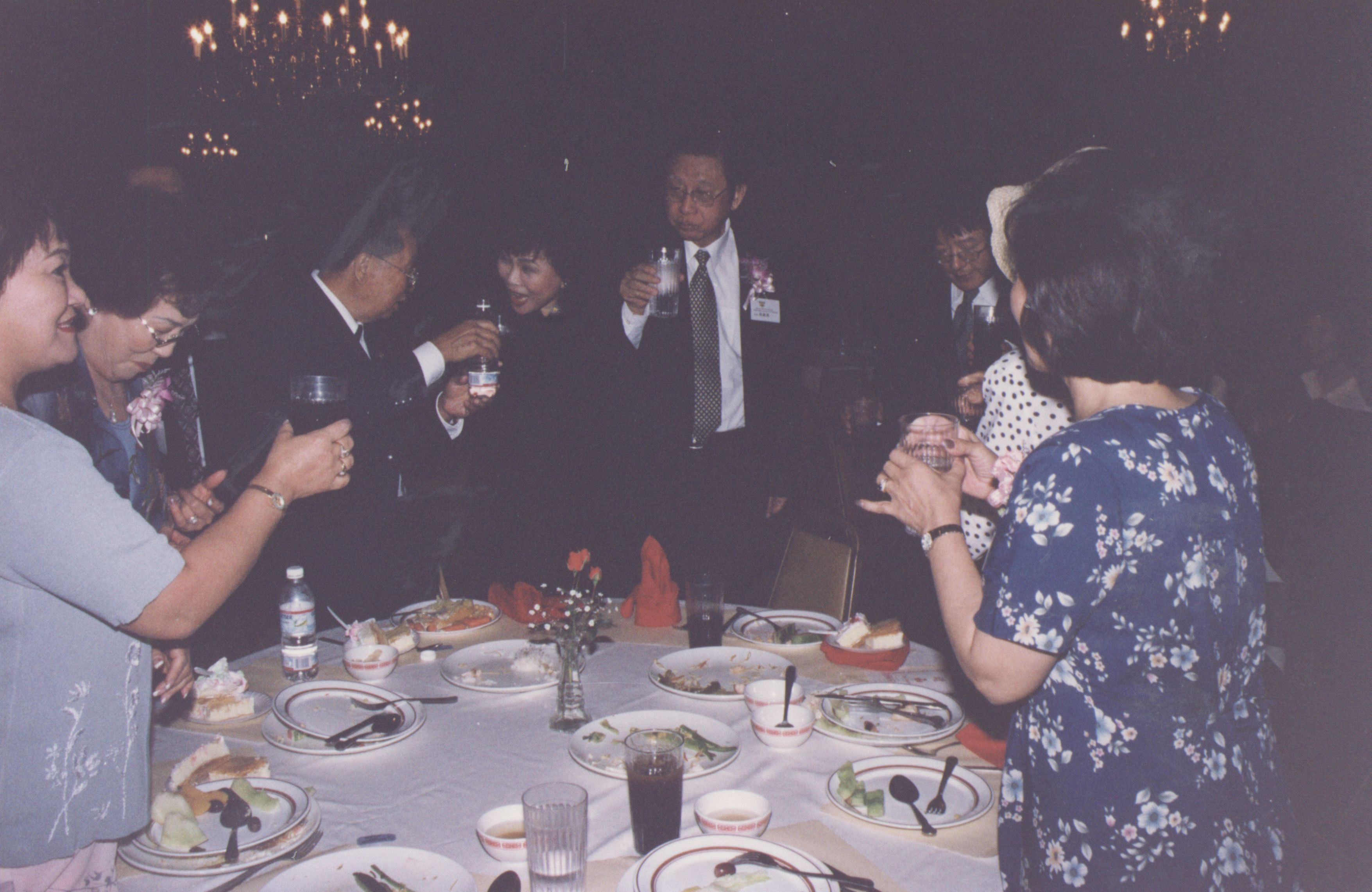 2000年9月11日董事長張鏡湖、董事穆閩珠、校長林彩梅等一行人抵達洛杉磯參加由南加州校友會舉辦之張其昀博士百年冥誕紀念大會的圖檔，第63張，共81張