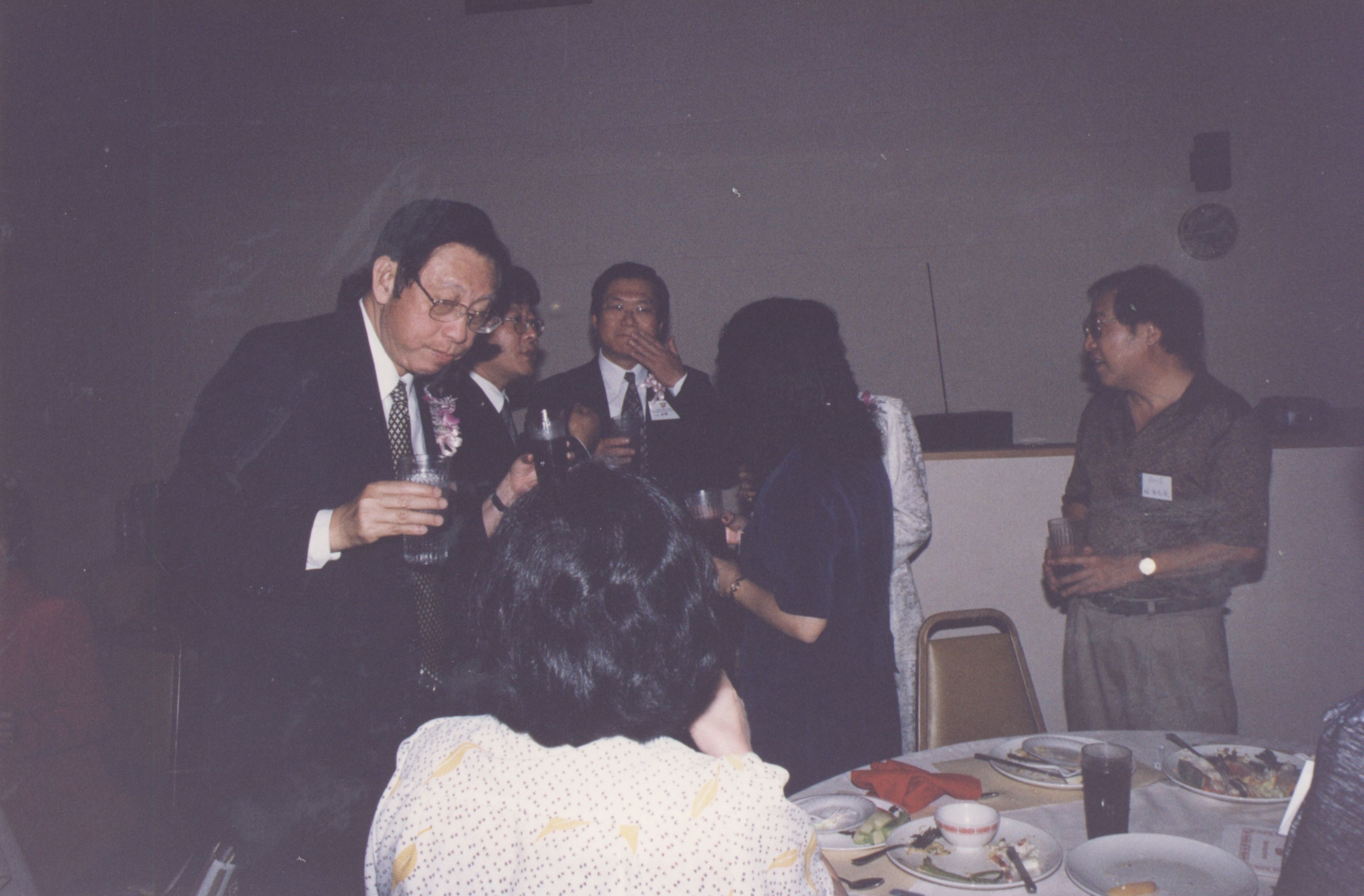 2000年9月11日董事長張鏡湖、董事穆閩珠、校長林彩梅等一行人抵達洛杉磯參加由南加州校友會舉辦之張其昀博士百年冥誕紀念大會的圖檔，第64張，共81張