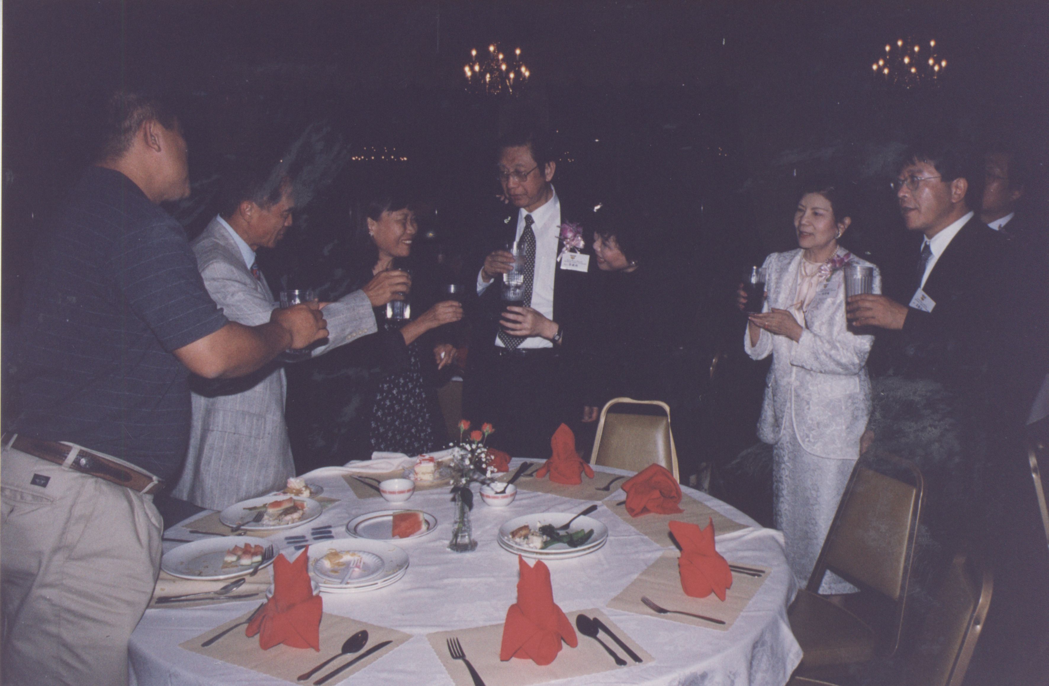 2000年9月11日董事長張鏡湖、董事穆閩珠、校長林彩梅等一行人抵達洛杉磯參加由南加州校友會舉辦之張其昀博士百年冥誕紀念大會的圖檔，第65張，共81張