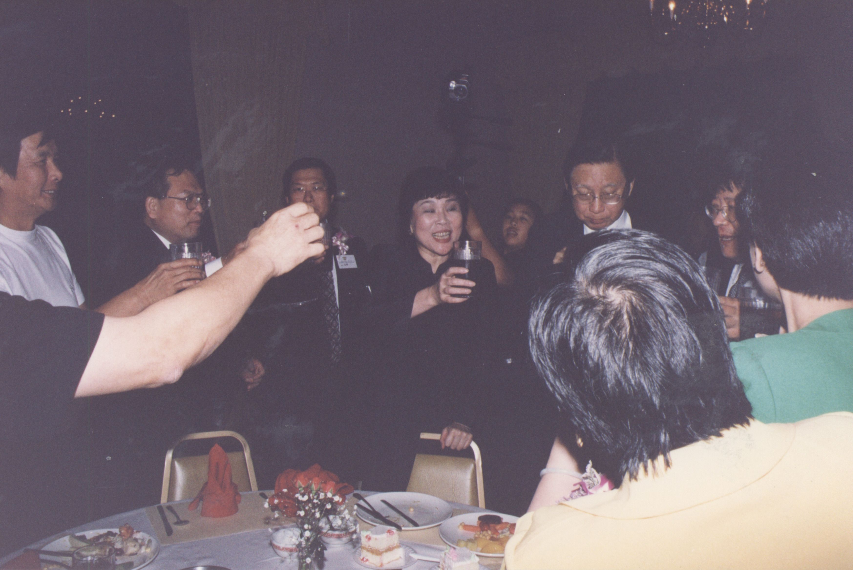 2000年9月11日董事長張鏡湖、董事穆閩珠、校長林彩梅等一行人抵達洛杉磯參加由南加州校友會舉辦之張其昀博士百年冥誕紀念大會的圖檔，第68張，共81張