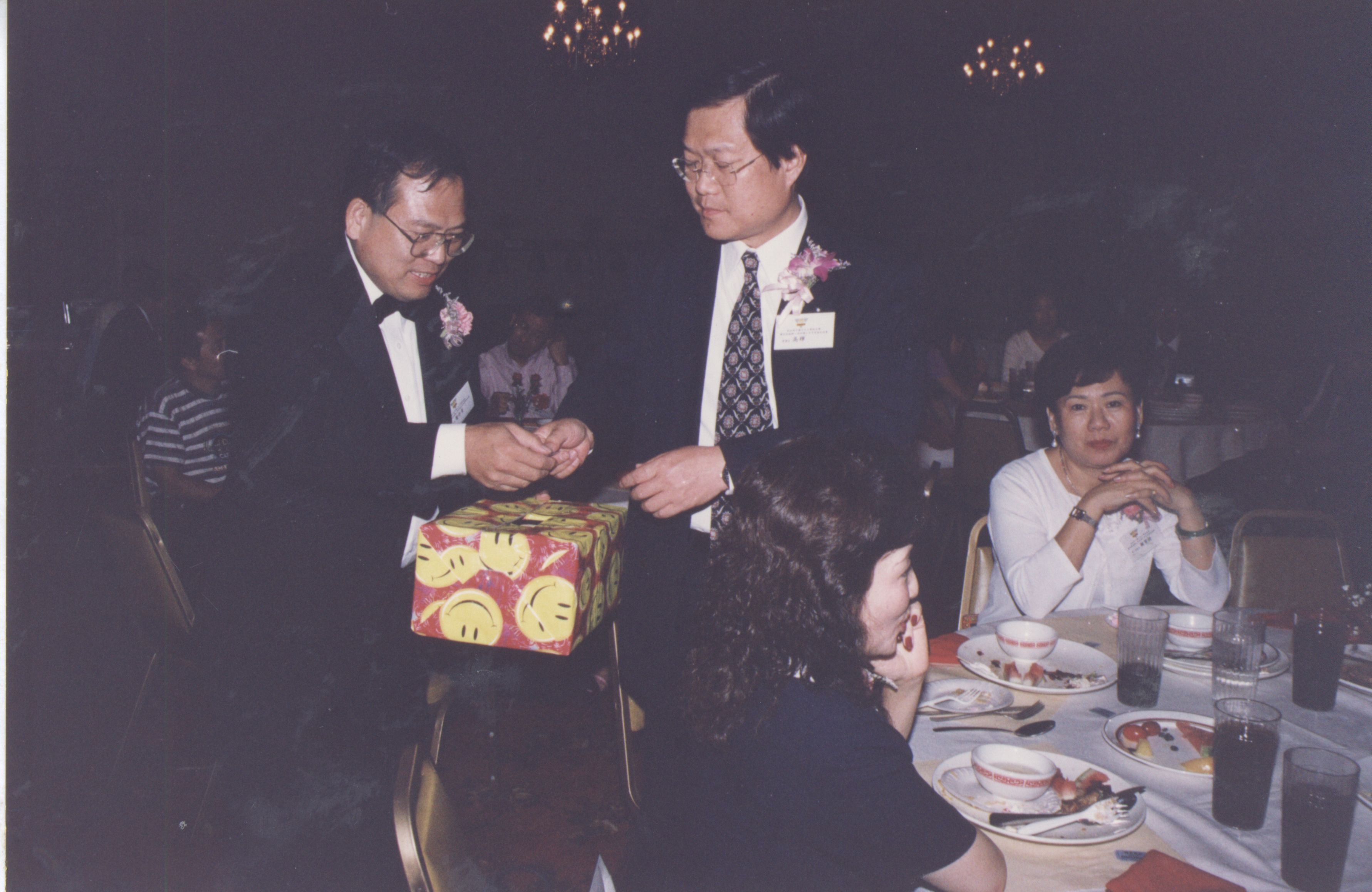 2000年9月11日董事長張鏡湖、董事穆閩珠、校長林彩梅等一行人抵達洛杉磯參加由南加州校友會舉辦之張其昀博士百年冥誕紀念大會的圖檔，第70張，共81張