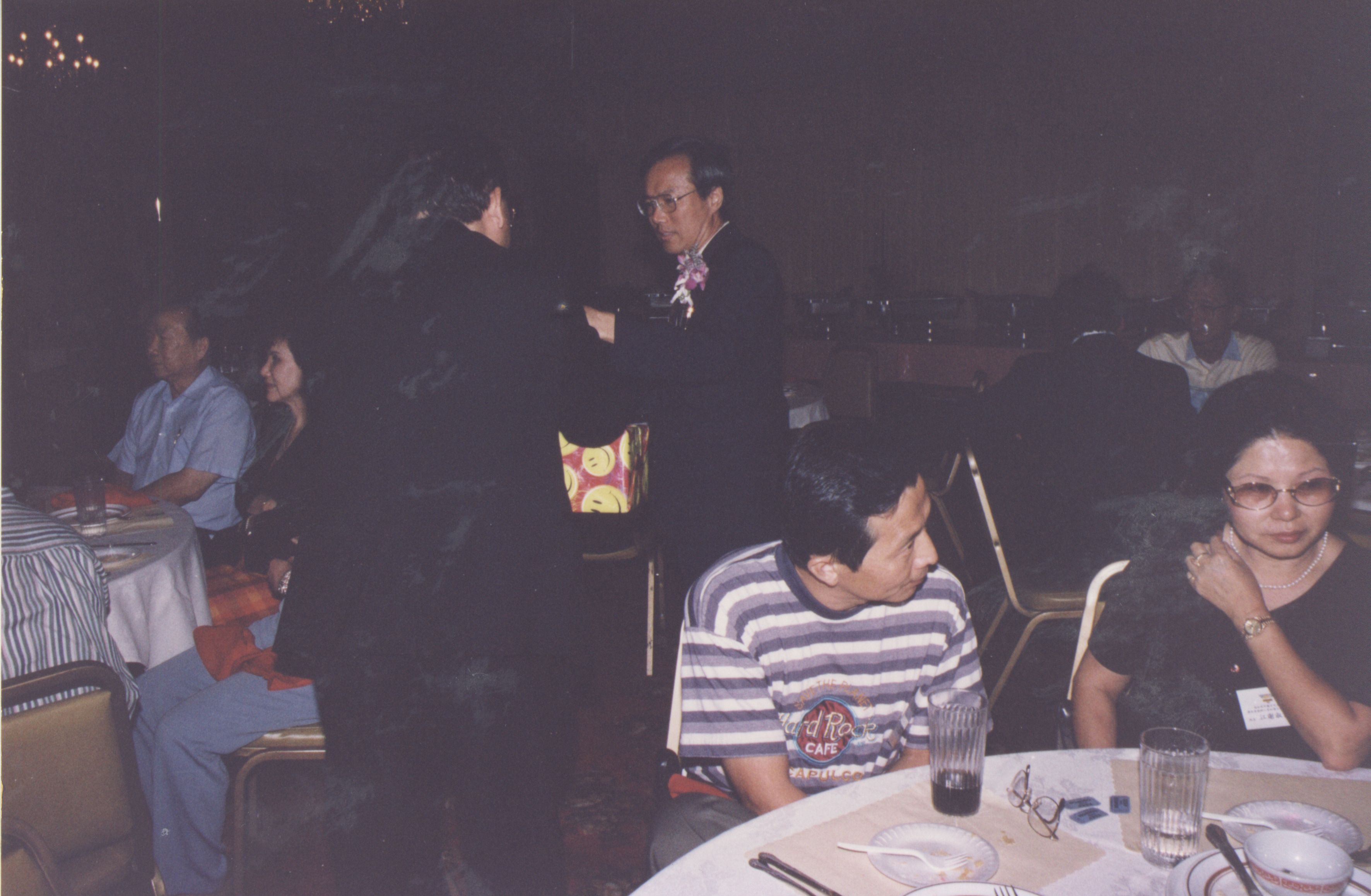 2000年9月11日董事長張鏡湖、董事穆閩珠、校長林彩梅等一行人抵達洛杉磯參加由南加州校友會舉辦之張其昀博士百年冥誕紀念大會的圖檔，第72張，共81張