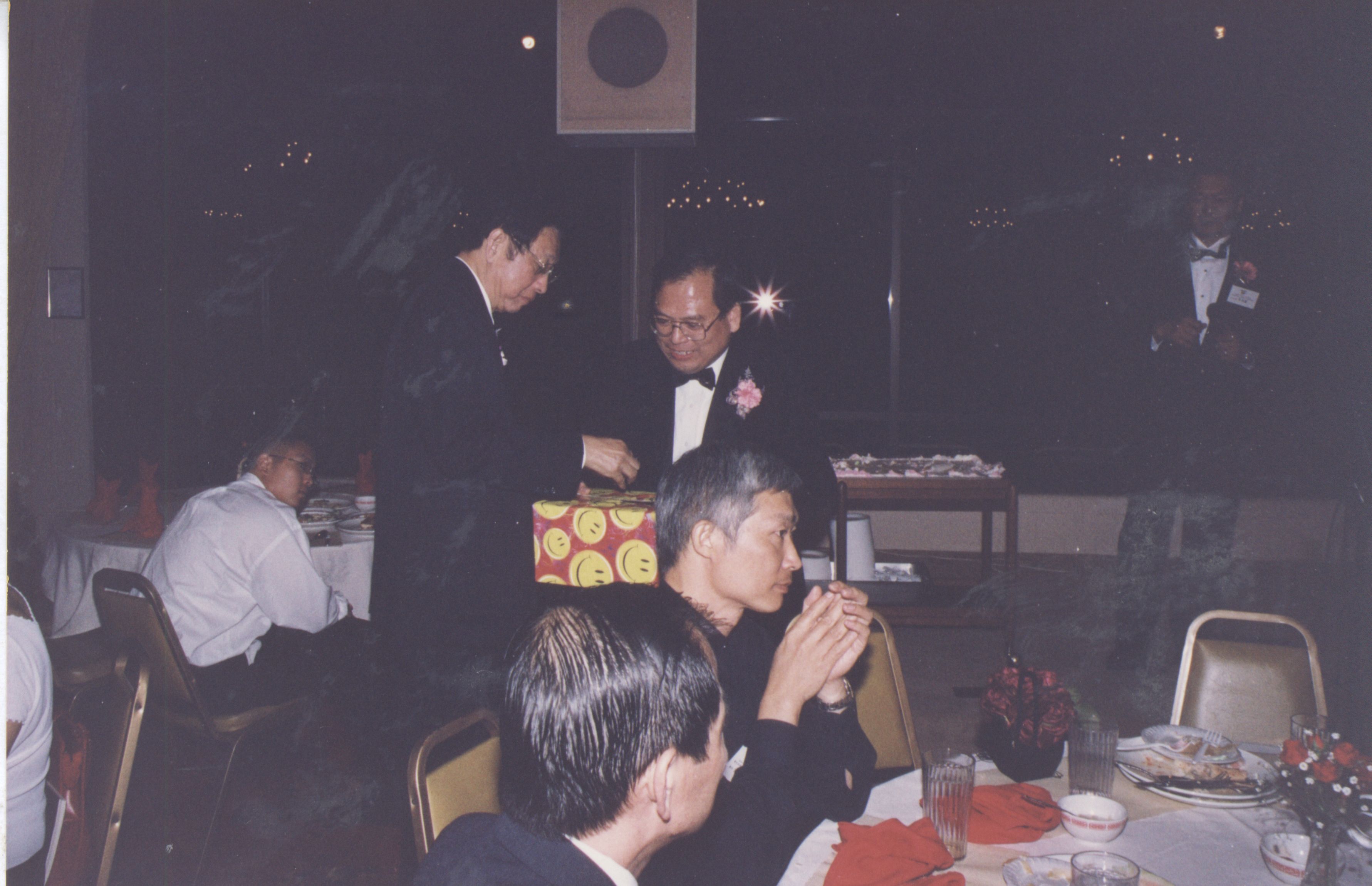 2000年9月11日董事長張鏡湖、董事穆閩珠、校長林彩梅等一行人抵達洛杉磯參加由南加州校友會舉辦之張其昀博士百年冥誕紀念大會的圖檔，第73張，共81張