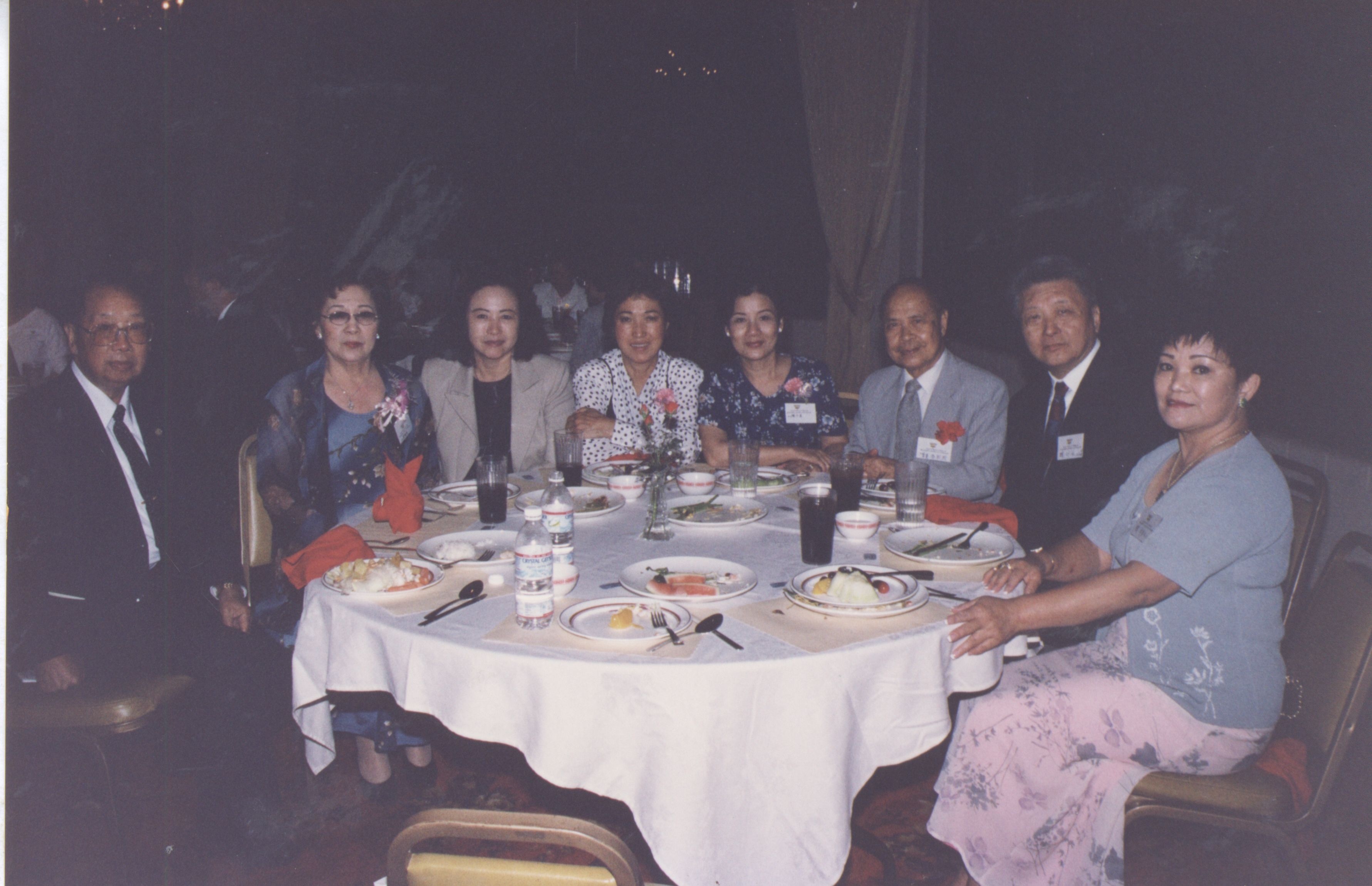 2000年9月11日董事長張鏡湖、董事穆閩珠、校長林彩梅等一行人抵達洛杉磯參加由南加州校友會舉辦之張其昀博士百年冥誕紀念大會的圖檔，第75張，共81張