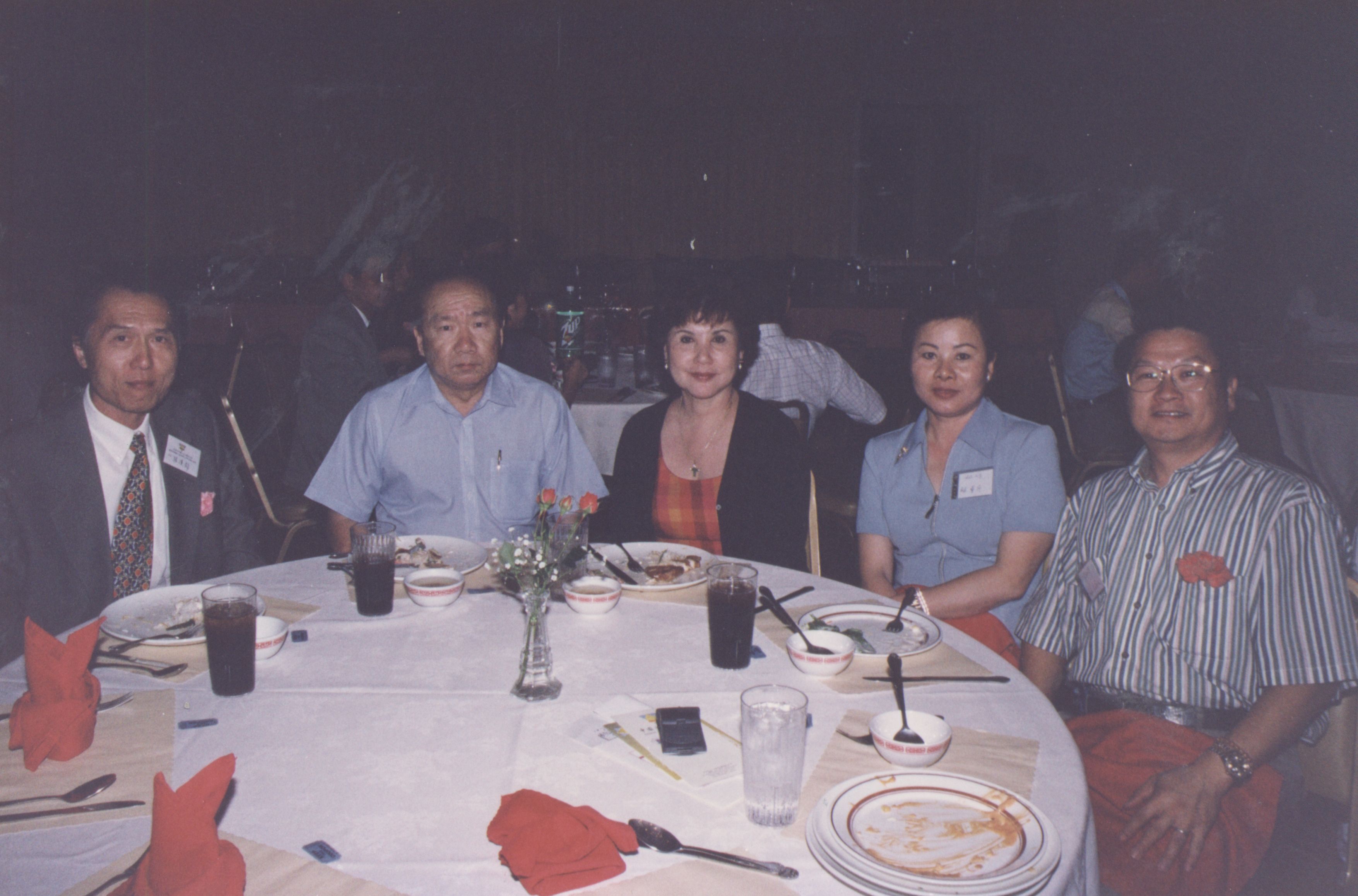 2000年9月11日董事長張鏡湖、董事穆閩珠、校長林彩梅等一行人抵達洛杉磯參加由南加州校友會舉辦之張其昀博士百年冥誕紀念大會的圖檔，第78張，共81張