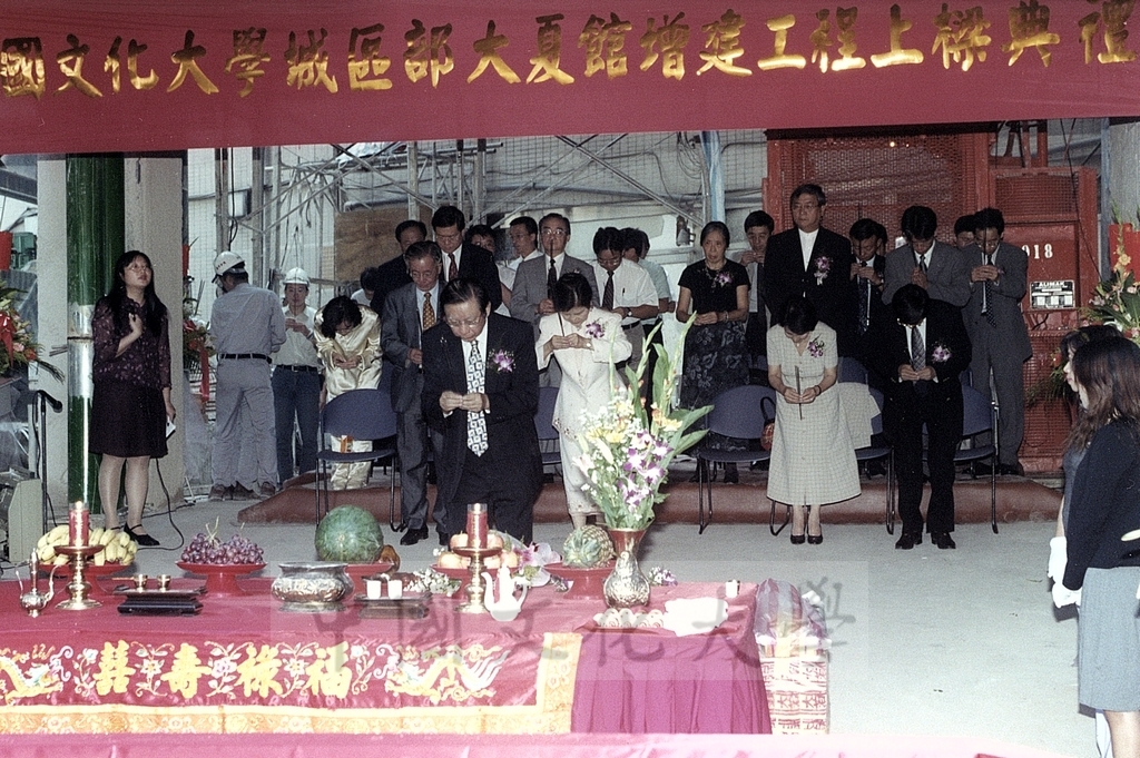 2000年9月16日本校城區部大夏館增建工程上樑典禮的圖檔，第2張，共7張