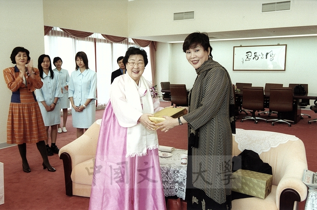 2001年3月1日本校建校39週年校慶大會暨韓國GCS木蓮分會會長吳貞明女史名譽文學博士學位頒贈典禮的圖檔，第3張，共23張