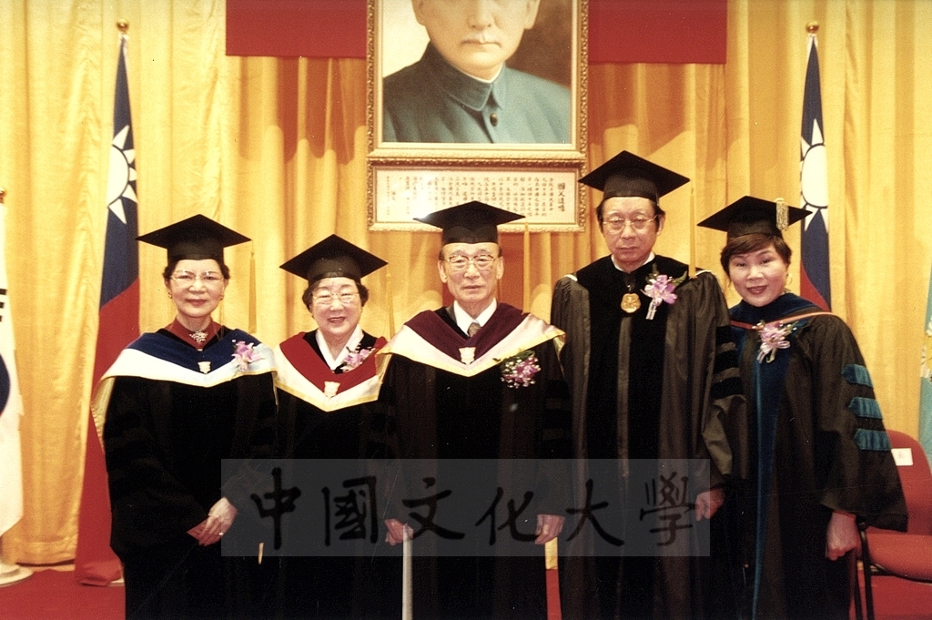 2001年3月1日本校建校39週年校慶大會暨韓國GCS木蓮分會會長吳貞明女史名譽文學博士學位頒贈典禮的圖檔，第18張，共23張
