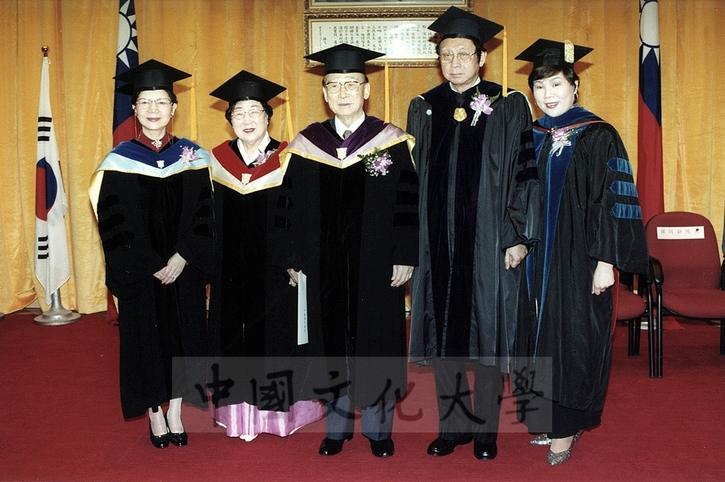 2001年3月1日本校建校39週年校慶大會暨韓國GCS木蓮分會會長吳貞明女史名譽文學博士學位頒贈典禮的圖檔，第19張，共23張