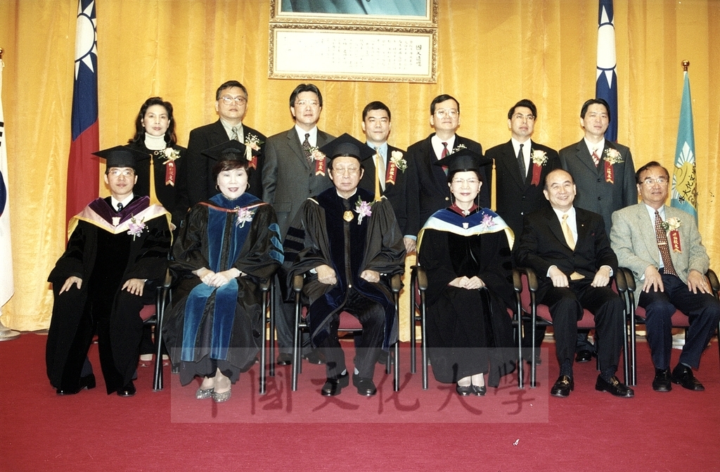 2001年3月1日中國文化大學建校39週年校慶大會頒贈傑出校友當選證書的圖檔，第1張，共4張