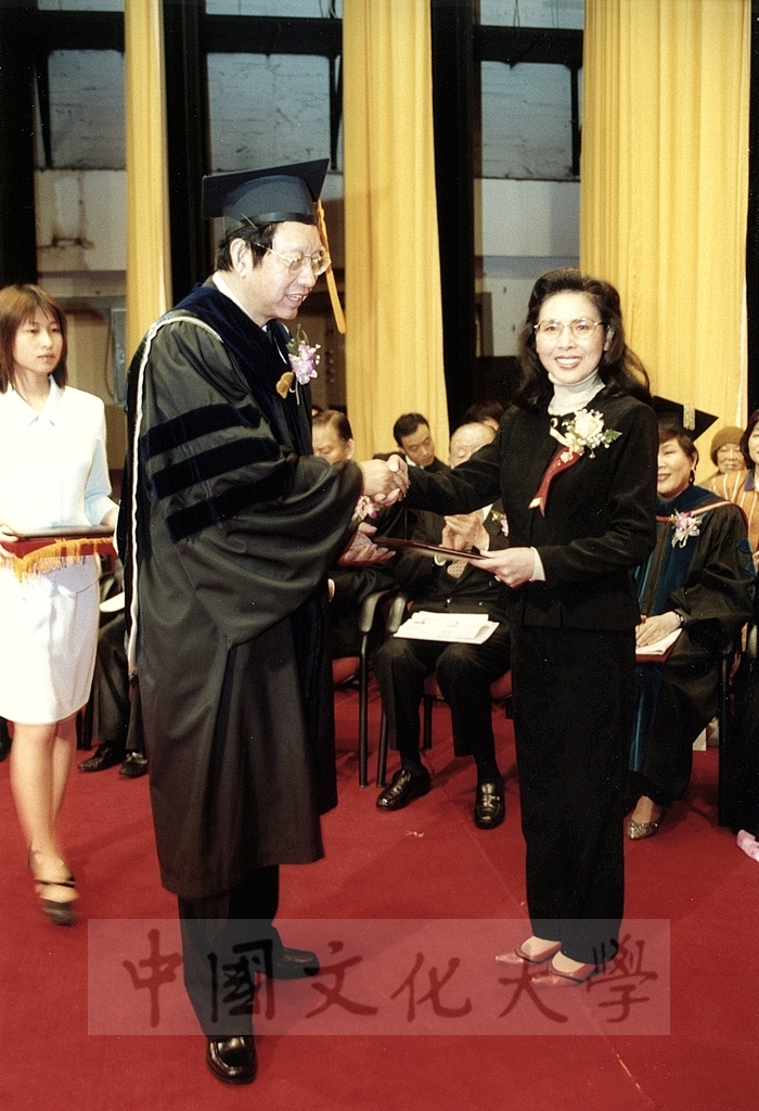 2001年3月1日中國文化大學建校39週年校慶大會頒贈傑出校友當選證書的圖檔，第2張，共4張