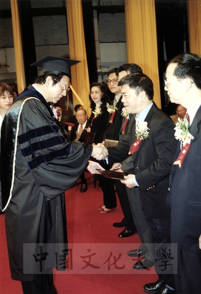 2001年3月1日中國文化大學建校39週年校慶大會頒贈傑出校友當選證書的圖檔，第3張，共4張
