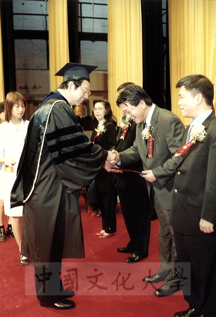 2001年3月1日中國文化大學建校39週年校慶大會頒贈傑出校友當選證書的圖檔，第4張，共4張