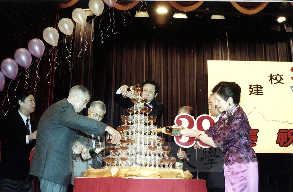 2001年3月1日中國文化大學建校39週年校慶慶祝晚會的圖檔，第7張，共11張