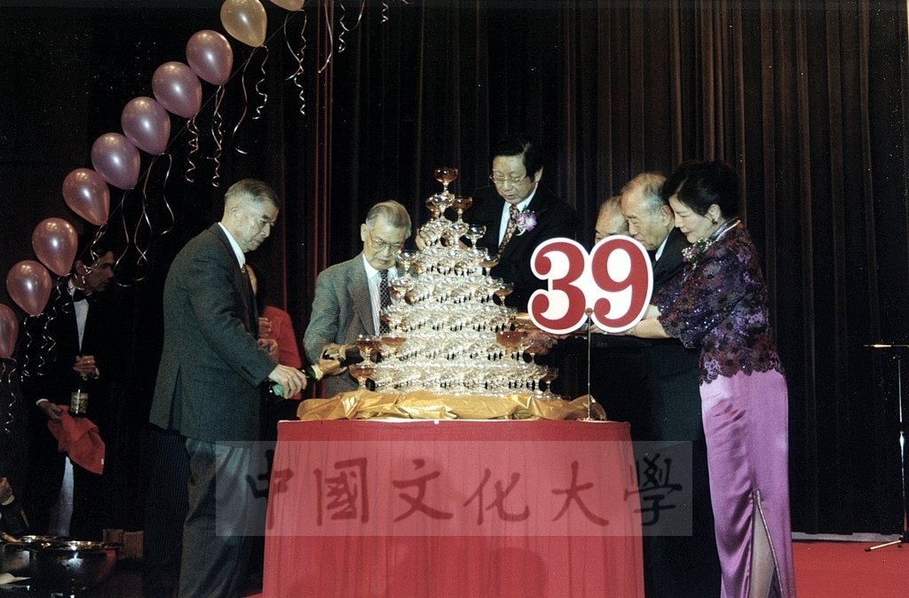 2001年3月1日中國文化大學建校39週年校慶慶祝晚會的圖檔，第8張，共11張
