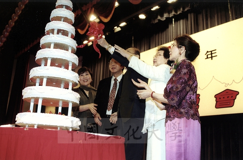 2001年3月1日本校建校39週校慶晚會上為韓國慶熙大學創辦人趙永植祝賀八十壽誕的圖檔，第7張，共10張