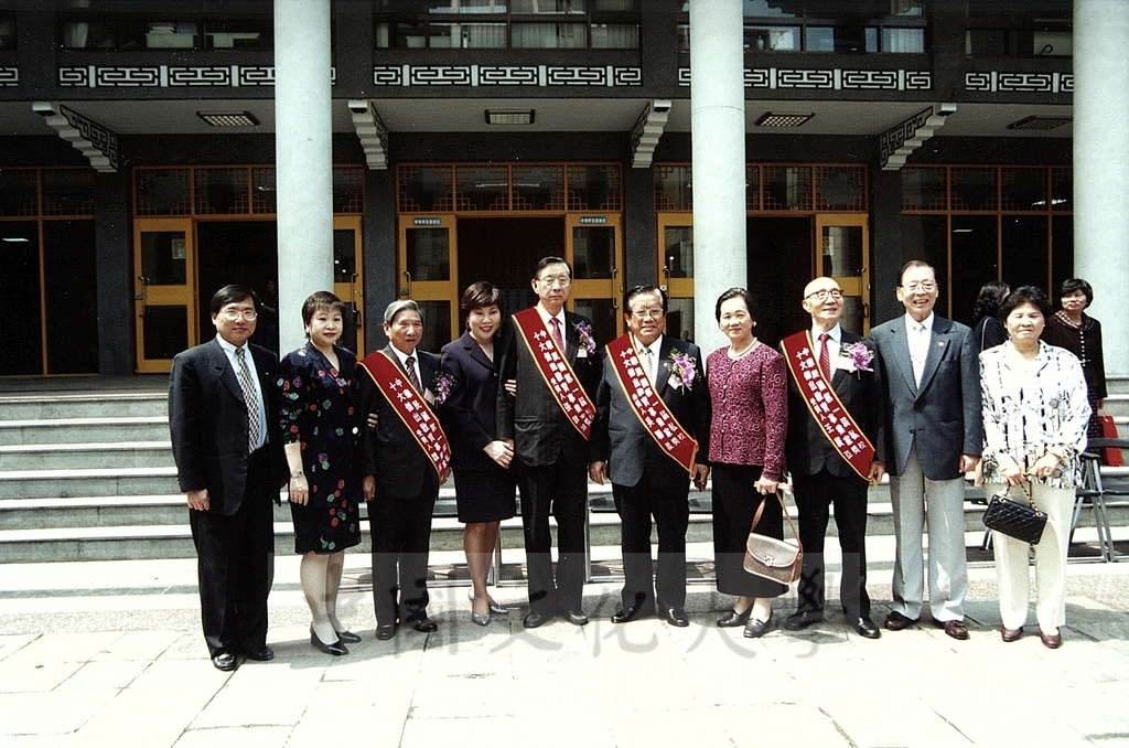 2001年3月24日恭賀董事長張鏡湖獲選十大傑出教育事業家並由考試院院長許水德親臨頒獎的圖檔，第11張，共13張