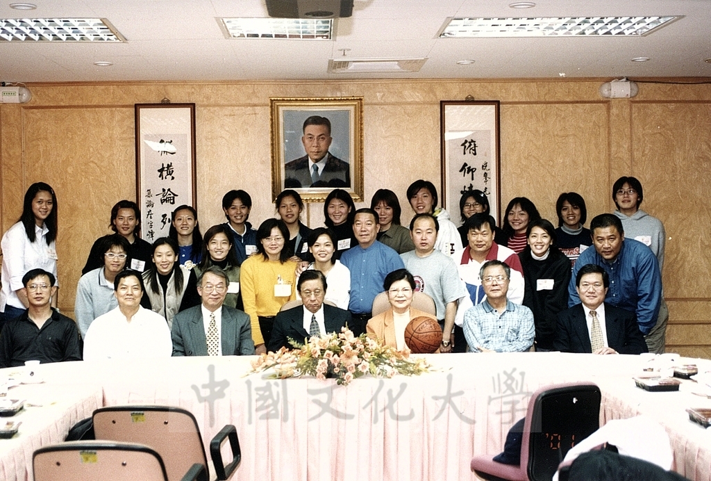 2001年4月17日本校女子籃球隊拿下UBA大專籃球聯賽八連霸紀錄，董事長張鏡湖、校長林彩梅設宴接待記功表揚的圖檔，第1張，共2張