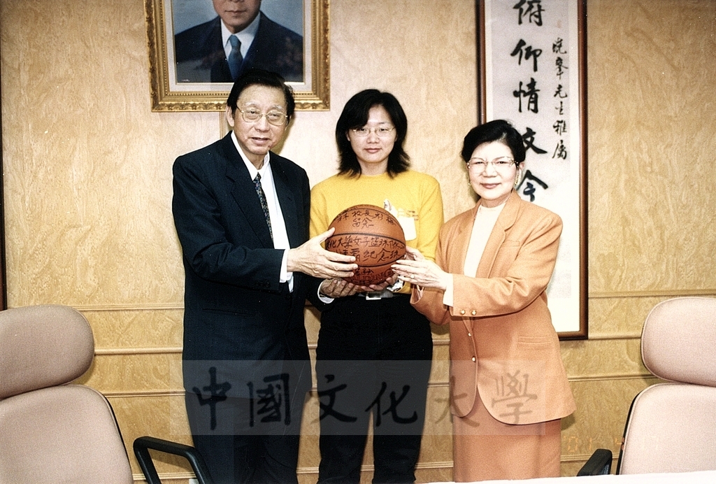 2001年4月17日本校女子籃球隊拿下UBA大專籃球聯賽八連霸紀錄，董事長張鏡湖、校長林彩梅設宴接待記功表揚的圖檔，第2張，共2張