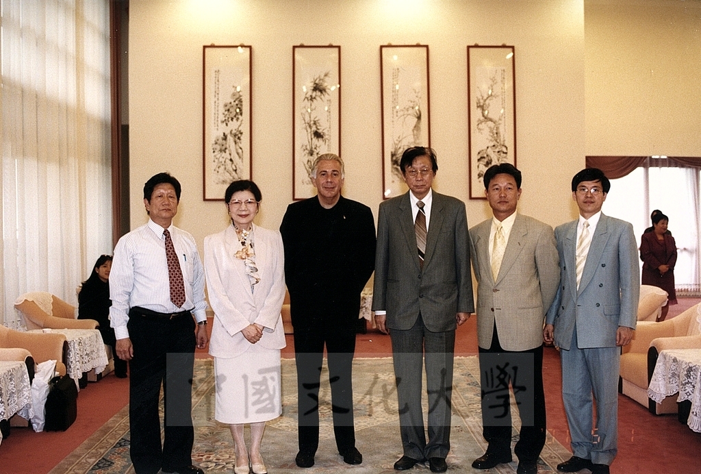 2001年5月1日美國德州聖道大學(University of the incarnate word)校長Dr. Louis J. Agnese蒞臨本校參訪並拜會董事長張鏡湖的圖檔，第1張，共1張