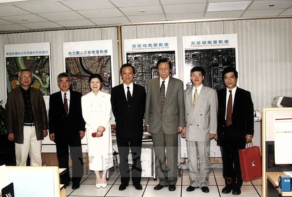 2001年5月2日台北市副市長歐晉德蒞臨本校參訪並拜會董事長張鏡湖的圖檔，第1張，共1張