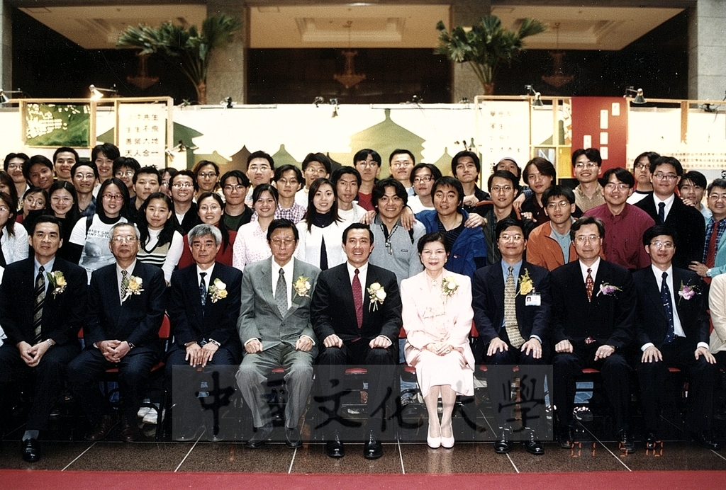 2001年5月10日台北市長馬英九親臨參觀中國文化大學環設學院2001年建築暨都市設計展閉幕展的圖檔，第1張，共3張