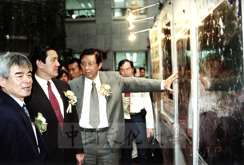 2001年5月10日台北市長馬英九親臨參觀中國文化大學環設學院2001年建築暨都市設計展閉幕展的圖檔，第3張，共3張