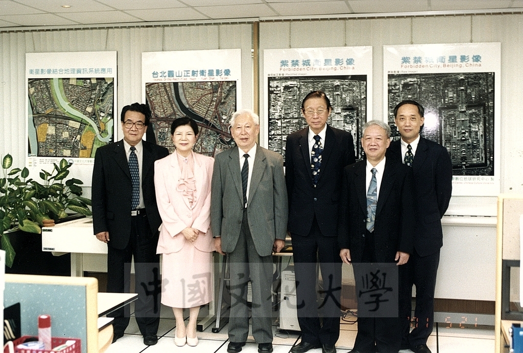 2001年5月21日大陸北京中央、上海音樂學院教授蒞臨本校進行音樂交流並拜會董事長張鏡湖的圖檔，第1張，共1張