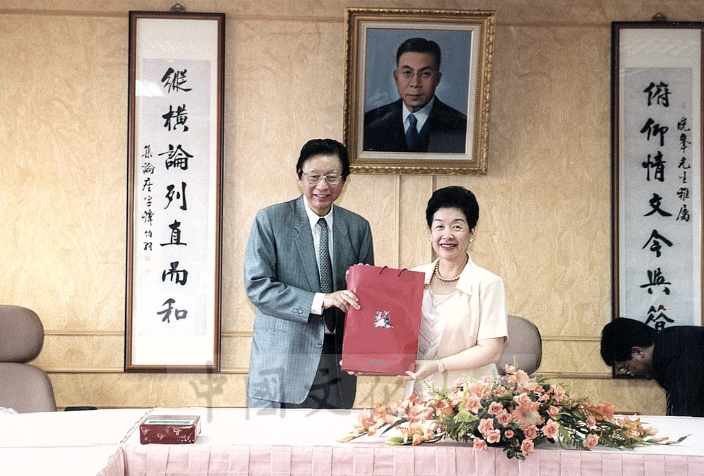 2001年5月28日救國團主任李鍾桂率訪問團蒞臨本校參訪並拜會董事長張鏡湖的圖檔，第2張，共3張