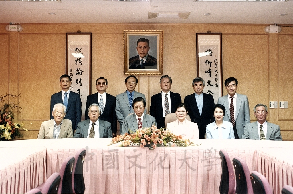 2001年5月30日董事長張鏡湖、校長林彩梅與九十學度各學院院長合影的圖檔，第1張，共1張