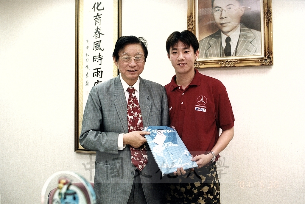 2001年5月30日董事長張鏡湖、校長林彩梅設宴邀請就讀文大的運動國手的圖檔，第1張，共8張