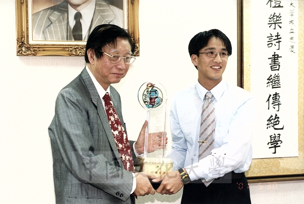 2001年5月30日董事長張鏡湖、校長林彩梅設宴邀請就讀文大的運動國手的圖檔，第2張，共8張