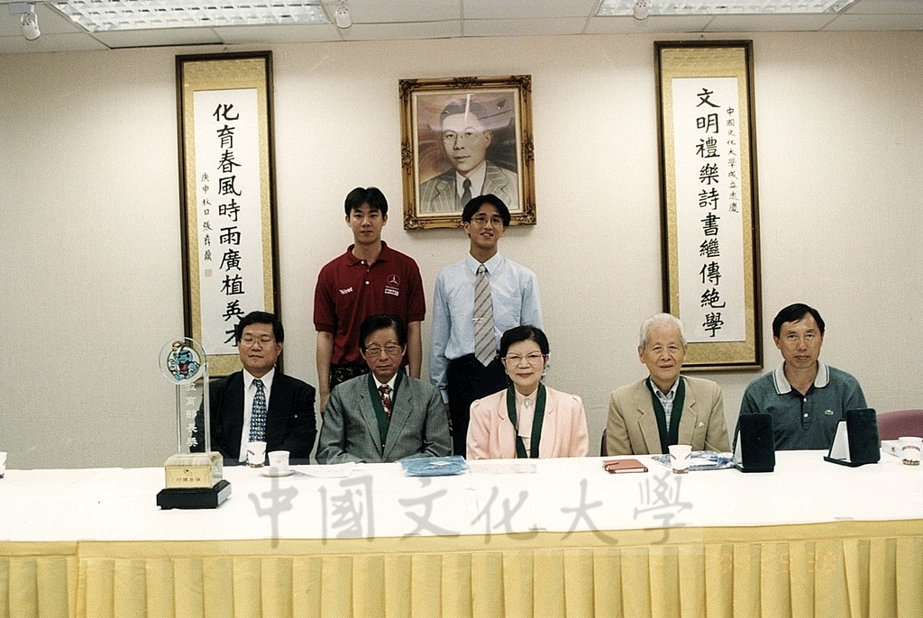 2001年5月30日董事長張鏡湖、校長林彩梅設宴邀請就讀文大的運動國手的圖檔，第5張，共8張