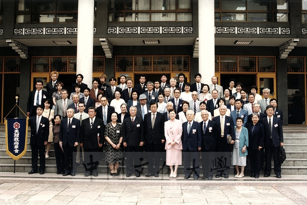 2001年6月6日日本姐妹校天理大學訪問團由理事長山田忠一帶領蒞臨本校參訪的圖檔，第6張，共7張