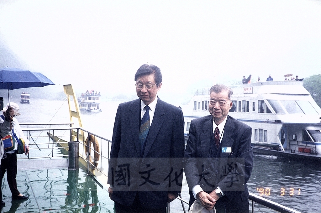 2001年3月31日至4月6日本校教職員自強活動在董事長張鏡湖、校長林彩梅引領下前往中國大陸桂林、西安七日遊的圖檔，第2張，共44張