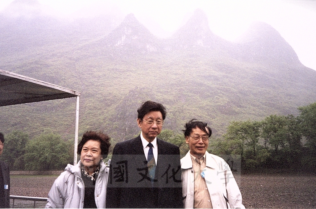 2001年3月31日至4月6日本校教職員自強活動在董事長張鏡湖、校長林彩梅引領下前往中國大陸桂林、西安七日遊的圖檔，第12張，共44張