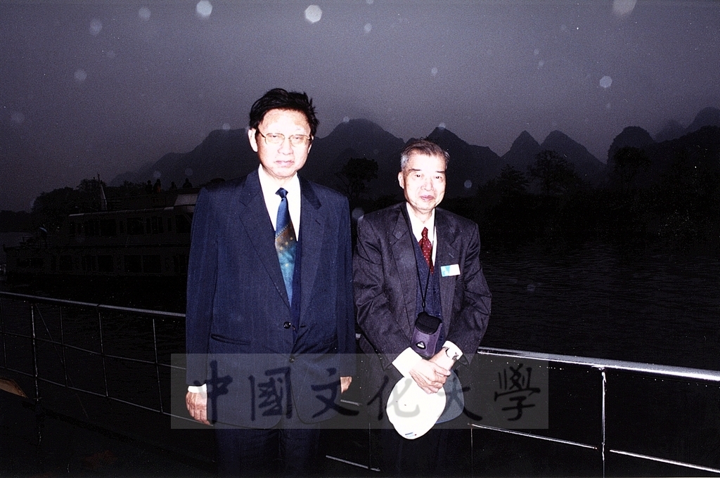 2001年3月31日至4月6日本校教職員自強活動在董事長張鏡湖、校長林彩梅引領下前往中國大陸桂林、西安七日遊的圖檔，第13張，共44張