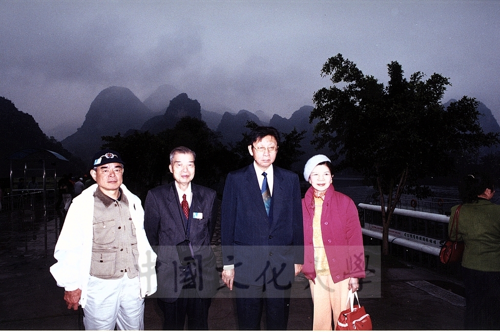 2001年3月31日至4月6日本校教職員自強活動在董事長張鏡湖、校長林彩梅引領下前往中國大陸桂林、西安七日遊的圖檔，第14張，共44張