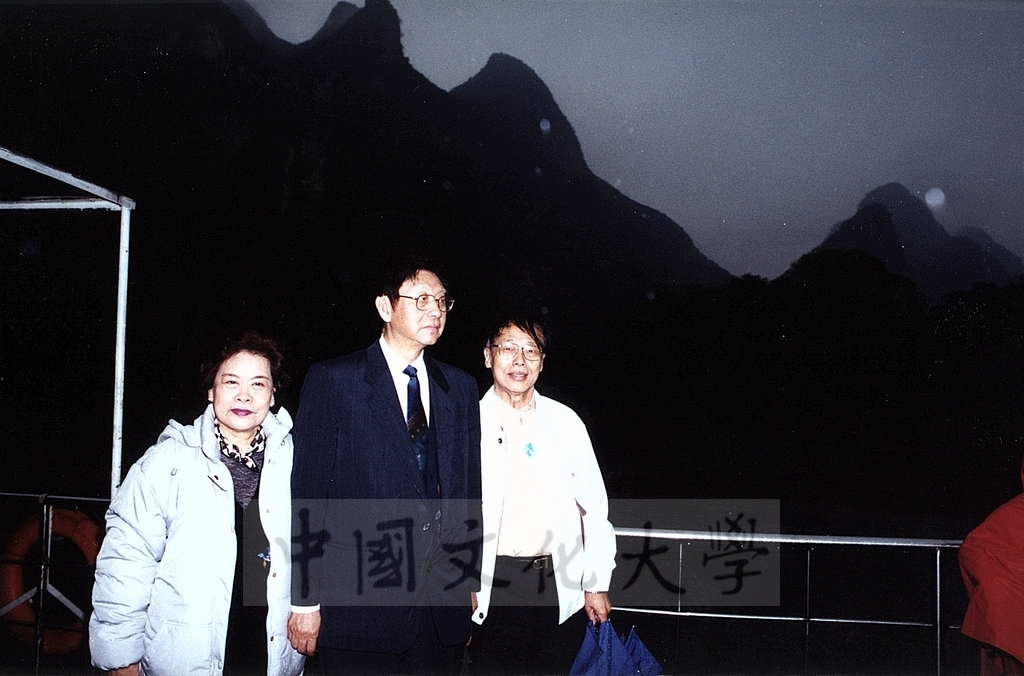 2001年3月31日至4月6日本校教職員自強活動在董事長張鏡湖、校長林彩梅引領下前往中國大陸桂林、西安七日遊的圖檔，第15張，共44張