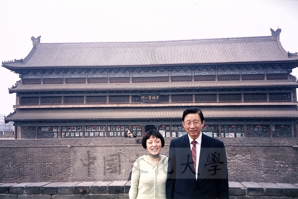 2001年3月31日至4月6日本校教職員自強活動在董事長張鏡湖、校長林彩梅引領下前往中國大陸桂林、西安七日遊的圖檔，第18張，共44張