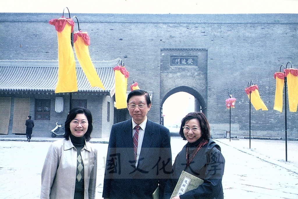 2001年3月31日至4月6日本校教職員自強活動在董事長張鏡湖、校長林彩梅引領下前往中國大陸桂林、西安七日遊的圖檔，第20張，共44張