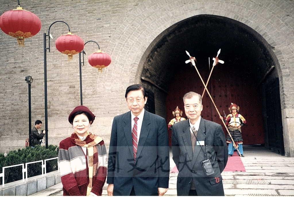 2001年3月31日至4月6日本校教職員自強活動在董事長張鏡湖、校長林彩梅引領下前往中國大陸桂林、西安七日遊的圖檔，第21張，共44張