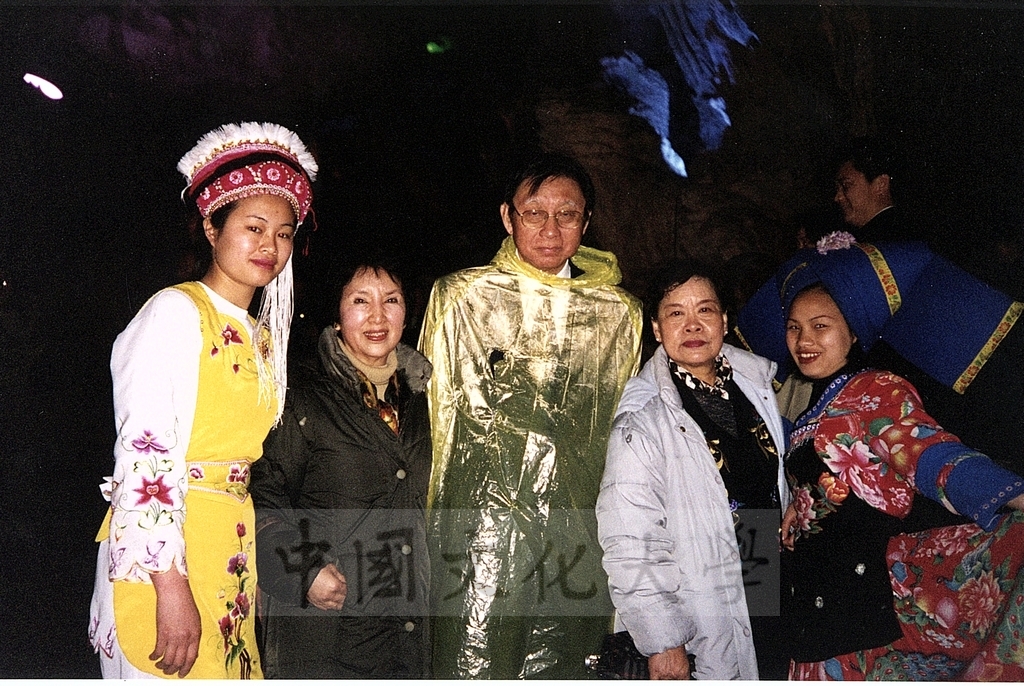 2001年3月31日至4月6日本校教職員自強活動在董事長張鏡湖、校長林彩梅引領下前往中國大陸桂林、西安七日遊的圖檔，第27張，共44張