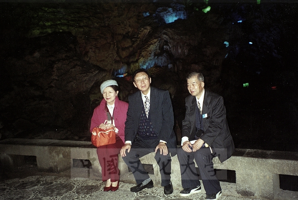 2001年3月31日至4月6日本校教職員自強活動在董事長張鏡湖、校長林彩梅引領下前往中國大陸桂林、西安七日遊的圖檔，第28張，共44張