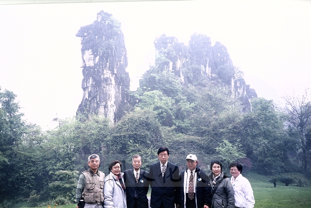 2001年3月31日至4月6日本校教職員自強活動在董事長張鏡湖、校長林彩梅引領下前往中國大陸桂林、西安七日遊的圖檔，第30張，共44張