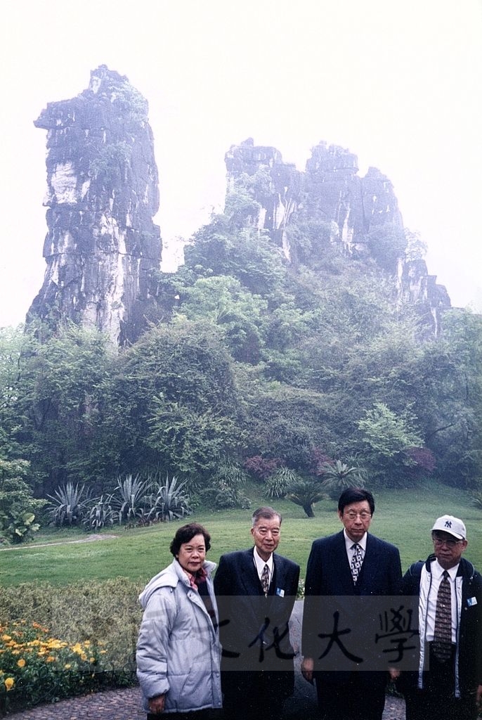 2001年3月31日至4月6日本校教職員自強活動在董事長張鏡湖、校長林彩梅引領下前往中國大陸桂林、西安七日遊的圖檔，第32張，共44張