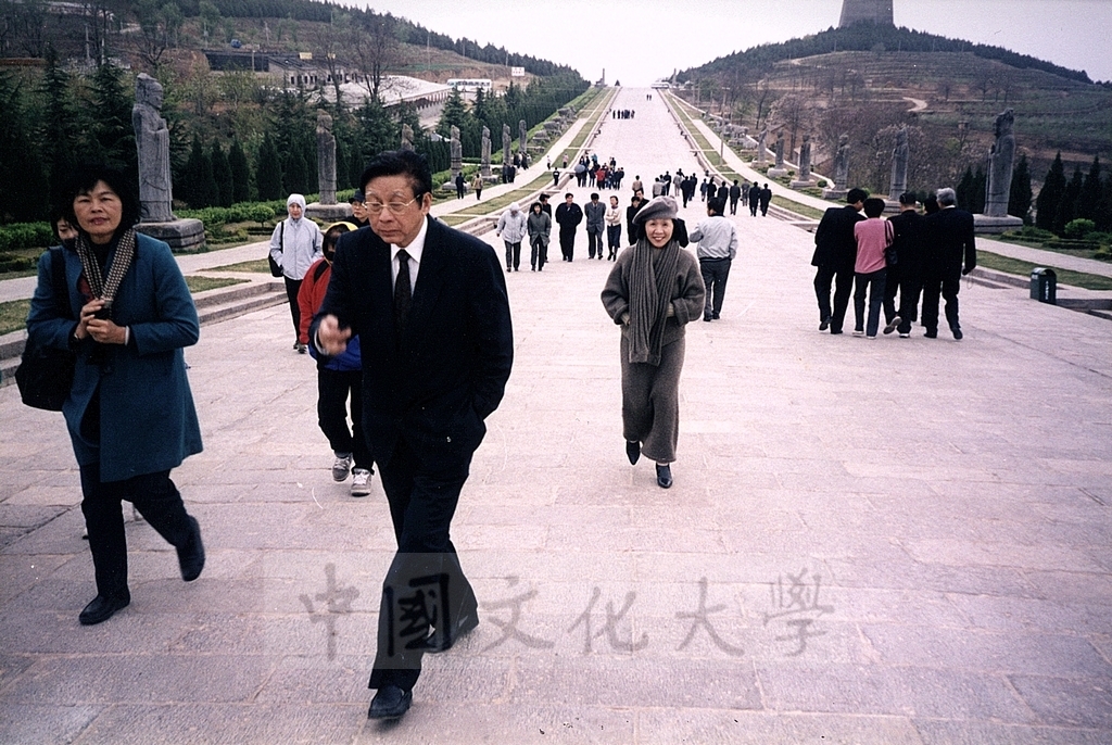 2001年3月31日至4月6日本校教職員自強活動在董事長張鏡湖、校長林彩梅引領下前往中國大陸桂林、西安七日遊的圖檔，第35張，共44張