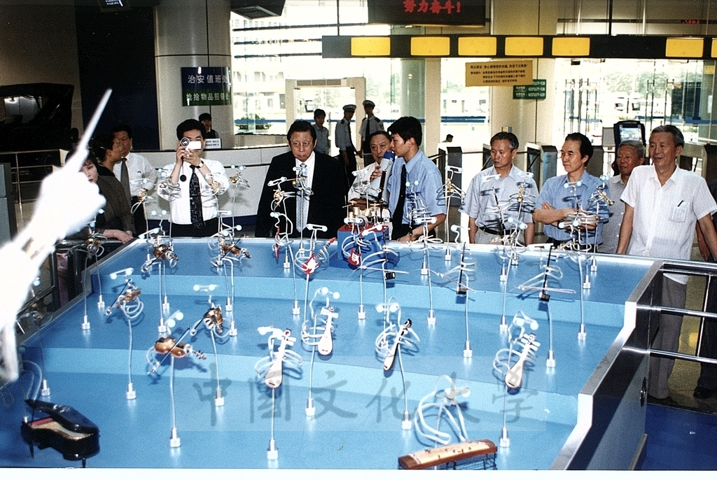2001年3月31日至4月6日本校教職員自強活動在董事長張鏡湖、校長林彩梅引領下前往中國大陸桂林、西安七日遊的圖檔，第39張，共44張