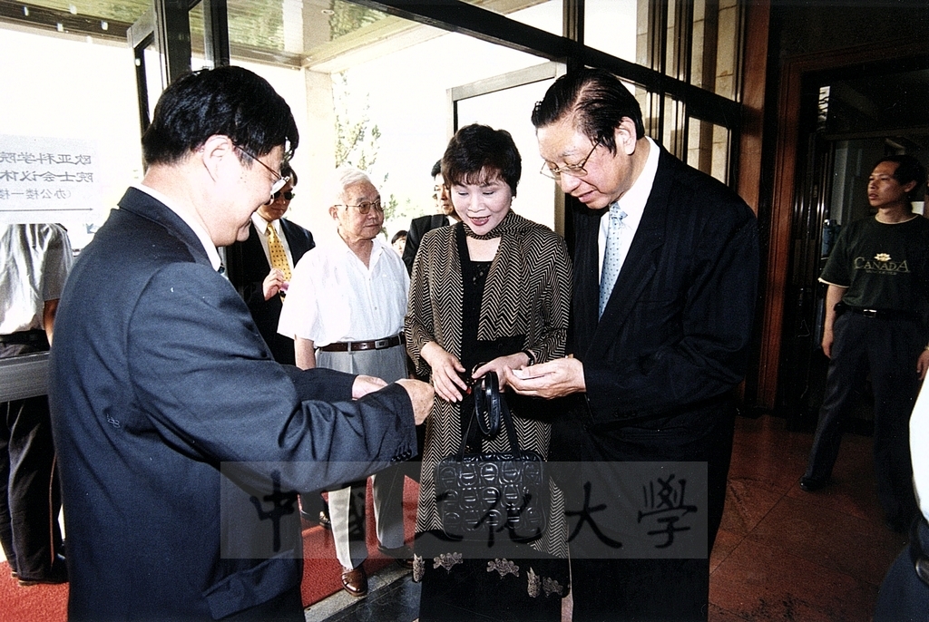 2001年3月31日至4月6日本校教職員自強活動在董事長張鏡湖、校長林彩梅引領下前往中國大陸桂林、西安七日遊的圖檔，第41張，共44張