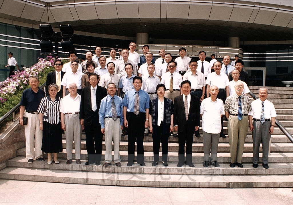 2001年3月31日至4月6日本校教職員自強活動在董事長張鏡湖、校長林彩梅引領下前往中國大陸桂林、西安七日遊的圖檔，第44張，共44張